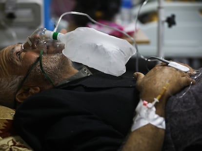 Un infectado de covid recibe oxígeno en un hospital de Idlib, Siria.