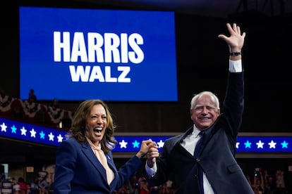 La vicepresidenta y candidata demócrata Kamala Harris y su candidato a vicepresidente, Tim Walz, en un acto de campaña en Filadelfia, el 6 de agosto de 2024