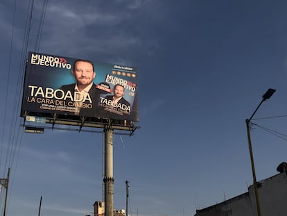 Un espectacular en la alcaldía Iztapalapa promociona una revista sobre Santiago Taboada, candidato de la oposición por la Jefatura de Gobierno.