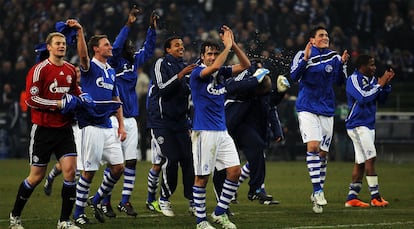 Raúl (en el centro) celebra con sus compañeros del Schalke el pase a cuartos de la Liga de Campeones.