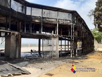 Un incendio de causas aún desconocidas ha destruido la Pérgola de Santa Bárbara en Cádiz, un edificio que costó 1,5 millones de euros de fondos europeos y que nunca llegó a tener uso.