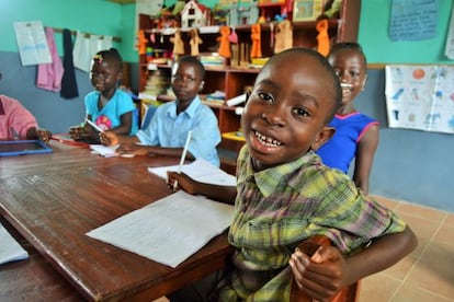 Amadu aprendiendo a escribir el abecedario en una escuela de Makeni, Sierra Leona.