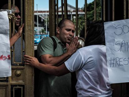 Policial do Choque suplica às mulheres que lhe deixem sair, nesta sexta-feira.
 