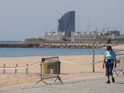 Una mujer camina junto a una playa de Barcelona, este jueves por la mañana.