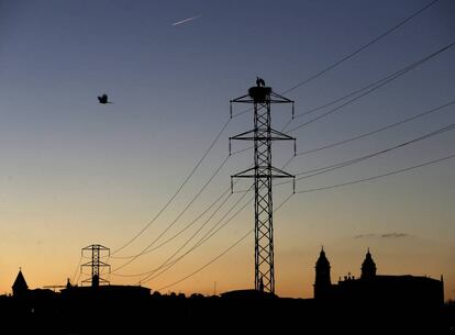 Una torre de un tendido eléctrico cercano a la Catedral de Pamplona