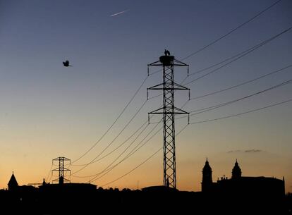 Una torre de un tendido el&eacute;ctrico cercano a la Catedral de Pamplona