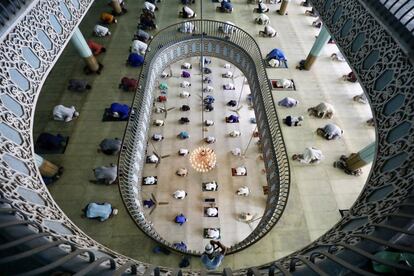 Oración del viernes en la mezquita Baitul Mokarram después de que el Gobierno relajara las restricciones por el coronavirus en Daca (Bangladés).