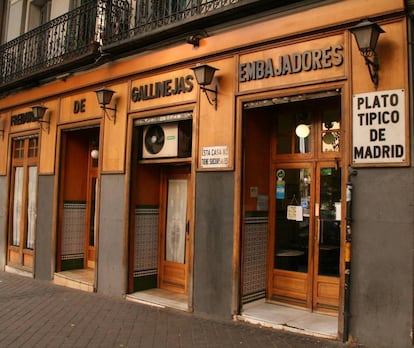 Como queda claro en uno de los carteles de la fachada, "esta casa no tiene sucursales". La Freiduría de Gallinejas, más auténtica imposible.