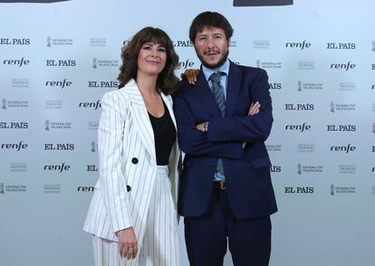 Lara Siscar, periodista de RTVE, y Pedro Zuazua, director de Comunicación de EL PAÍS.