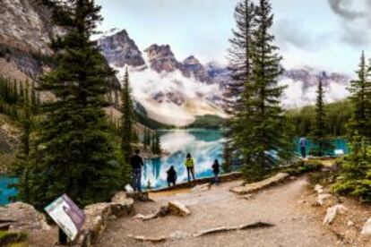 Turistas ante el lago Moraine, en el parque nacional de Banff, en Canadá.