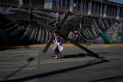 Nazarenos dan inicio a la representación de la 'Pasión de Cristo' en Ciudad de México (México).  
