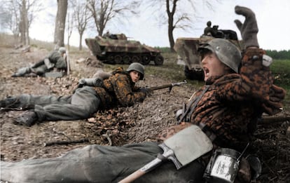 Soldados de las Waffen-SS sobre el terreno en 1945.