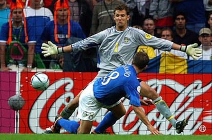 Cassano cabecea el balón, que no puede detener Isaksson, el meta sueco, en el gol italiano.