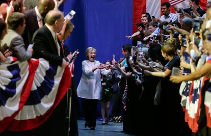 Hillary Clinton saluda a sus seguidores en Brooklyn.