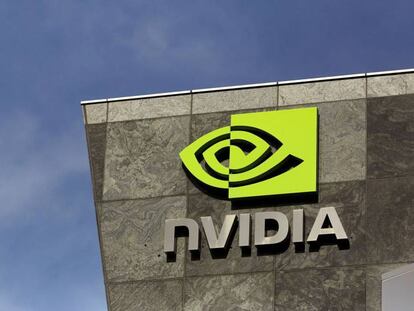 Logo de Nvidia en su sede en Santa Clara, California.