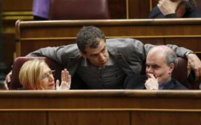 Los diputados de UPyD Rosa Díez, Toni Cantó y Carlos Martínez Gorriarán (i a d) conversan durante una sesión de control al Gobierno. EFE/Archivo