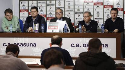 El presidente de Osasuna, Luis Sabalza (c), en una rueda de prensa.