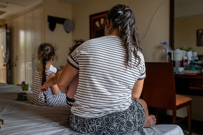 Una de las habitaciones okupadas por una familia de Venezuela con dos niñas pequeñas.