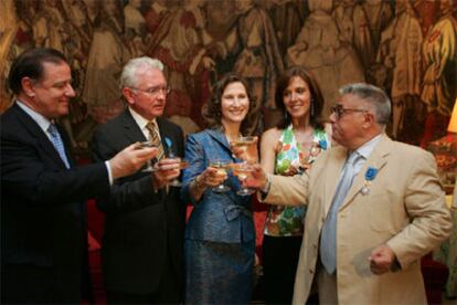 El embajador de Francia brinda con los cuatro periodistas españoles condecorados.