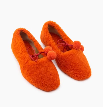 Sleeper, la marca americana especializada en ropa de estar por casa, va un paso más allá con estos adorables mocasines de piel de borrego, con pompones, disponibles en cuatro colores. Los encontrarás aquí por 244,30 euros.