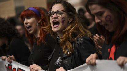 Miles de personas se manifiestan en Pamplona en contra de la sentencia de La Manada.