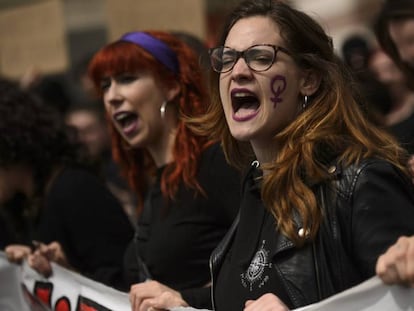 Miles de personas se manifiestan en Pamplona en contra de la sentencia de La Manada.