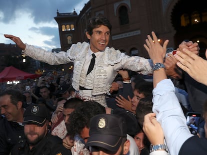 Castella, a hombros, por la Puerta Grande de Las Ventas.