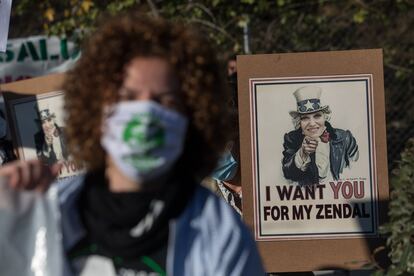 Una mujer protesta frente al hospital. 