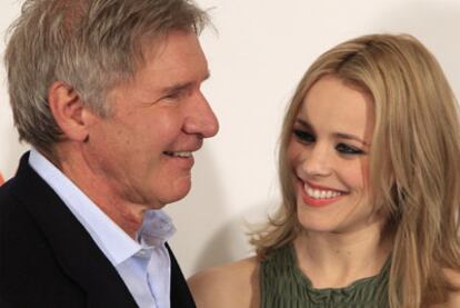 Harrison Ford y su compañera de reparto Rachel McAdams, ayer por la mañana en Madrid.