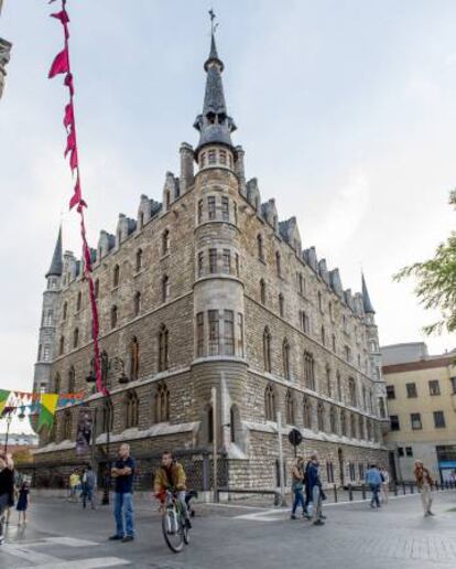 La fachada como la piel de un dragón de Casa Botines (1893), de Antoni Gaudí, en León.