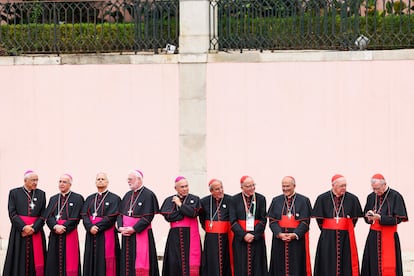 Cardenales esperan en el Palacio de Belém de Lisboa al papa Francisco.  
