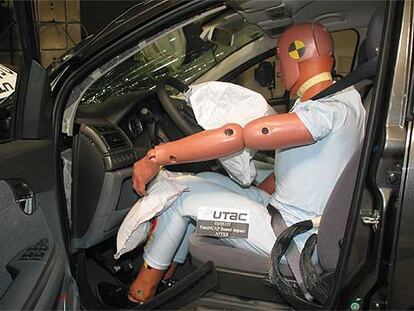 El <i>airbag</i> de rodilla reduce las lesiones en las piernas en los choques frontales. Todos los modelos que lo equipan han logrado la máxima puntuación en las pruebas de Euro NCAP.