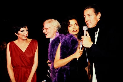 Las fiestas que Halston celebraba en Studio 54 (y que terminaban en su casa) eran legendarias. En la imagen, Liza Minnelli, Andy Warhol, Bianca Jagger y el propio diseñador en la década de los setenta.