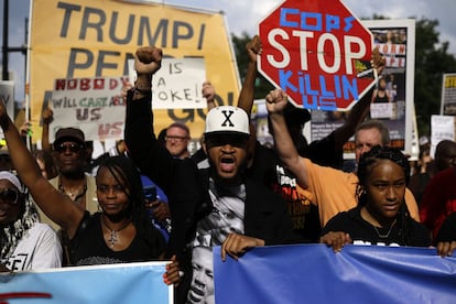 La gente sale a las calles en Chicago para protestar por el crecimiento de la violencia contra los afroamericanos, que deja cada año más muertos