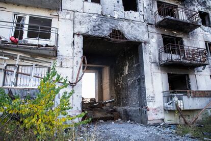 The remains of a Ukrainian tank, beneath the arch of a devastated building in an outer neighborhood of the city of Severodonetsk, on October 31, 2023.