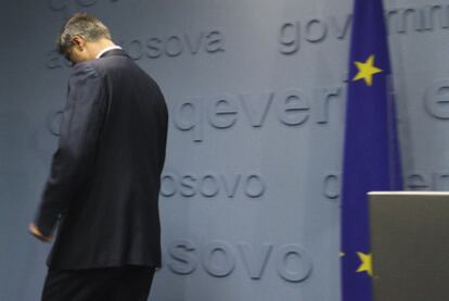 El primer ministro de Kosovo, Hashim Thaci, abandona ayer una rueda de prensa en Pristina.