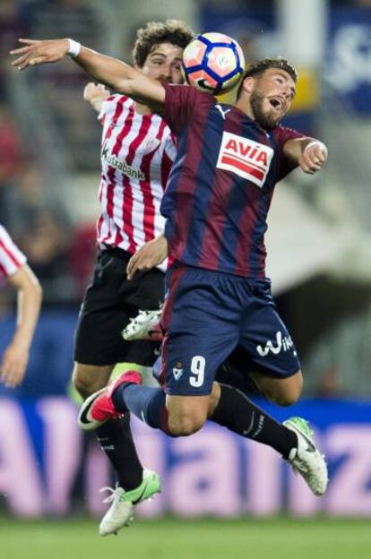 Sergi Enrich, delantero del Eibar disputa el balón a Yeray, del Athletic.