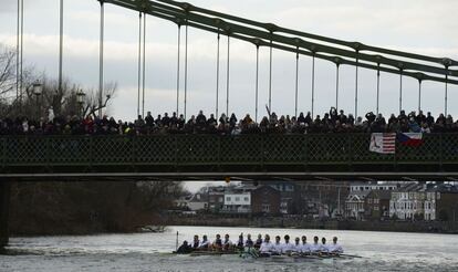 Un momento de la regata bajo el puente de Hammersmith.