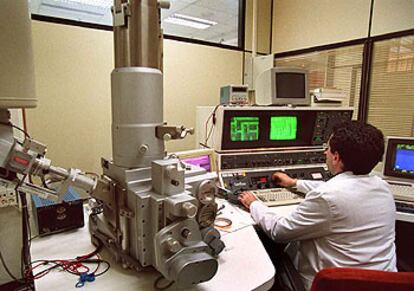 Un microscopio electrónico de barrido en la empresa  Tecnológica de Componentes Electrónicos

.