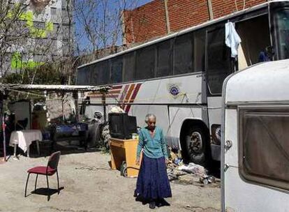 Autobús donde vive una familia en Méndez Álvaro.