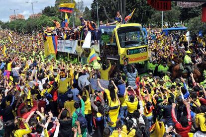 El autob&uacute;s de la selecci&oacute;n colombiana se abre paso entre la multitud