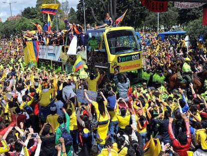 El autob&uacute;s de la selecci&oacute;n colombiana se abre paso entre la multitud