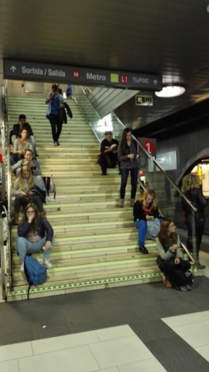 Viatgers enganxats al telèfon mòbil, una imatge habitual a les estacions de tren de Renfe.