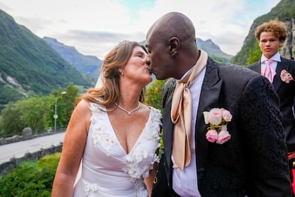 Más tarde sí que se compartieron fotos de los recién casados e incluso posaron para los medios dándose un beso.