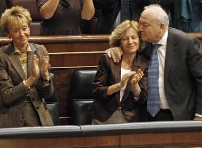 Moratinos abraza a Salgado mientras De la Vega aplaude la aprobación de la LOFCA.