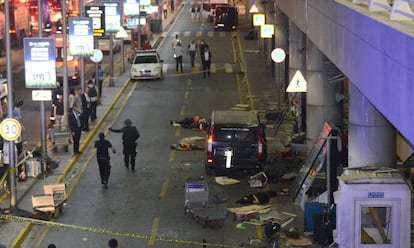 La imatge mostra les persones ferides a terra a la terminal de l’aeroport d'Istanbul, després de dues explosions seguides i de ràfegues de trets efectuades per tres terroristes suïcides.