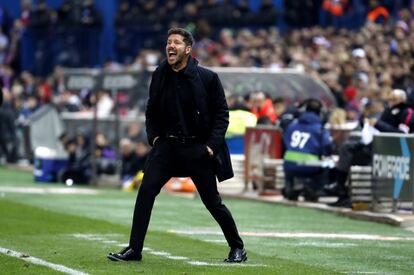 Simeone, entrenador del Atlético de Madrid, da instrucciones a sus jugadores.