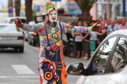 Un payaso saluda por las las calles de Puerto de la Cruz.