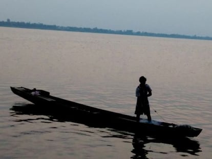 Un hombre pesca en el río Mekong a su paso por Pakse (Laos).