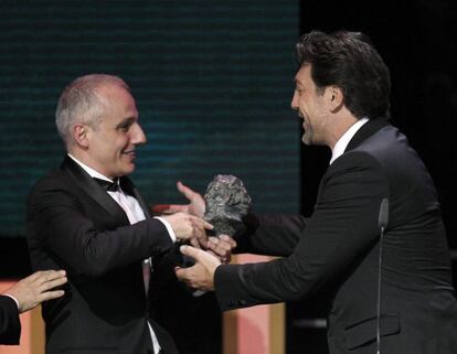Pablo Berger recibe de manos de Javier Bardem el Goya a la mejor película por 'Blancanieves'.